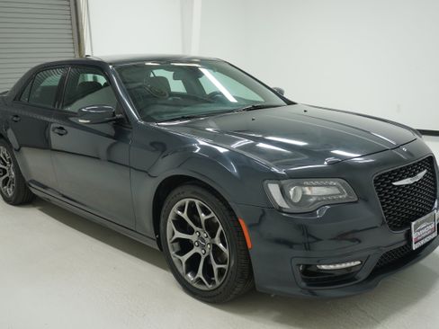 Used 2018 Chrysler 300 S w/ 300S Premium Group image 3