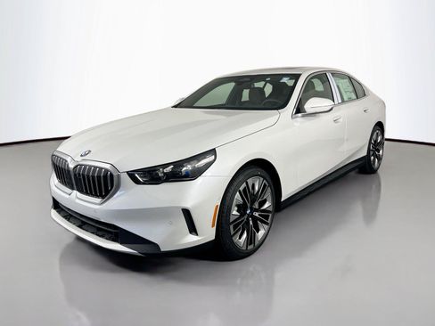 Used 2026 BMW 530i xDrive AWD/4WD image 2