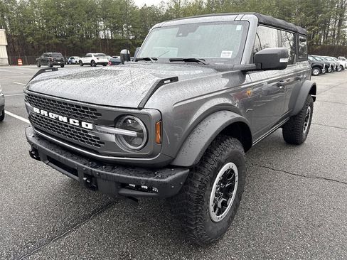 Used 2024 Ford Bronco Badlands image 3