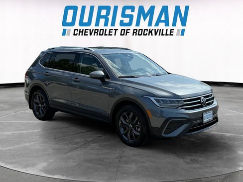 Used 2023 Volkswagen Tiguan SE FWD image 1
