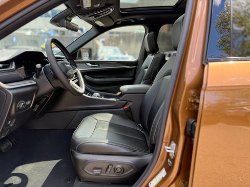 New 2026 Jeep Grand Cherokee Limited w/ Limited Altitude Package AWD/4WD image 9