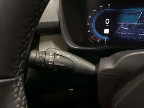 Used 2025 Volvo XC40 B5 Plus image 39