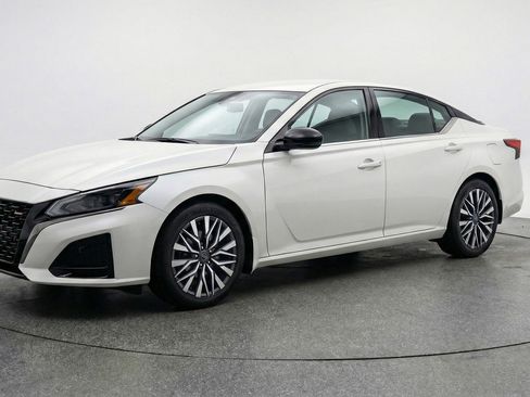 Used 2025 Nissan Altima 2.5 SV FWD image 3