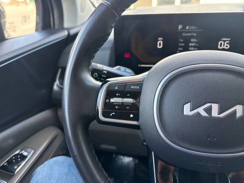 Used 2025 Kia Carnival FWD image 20