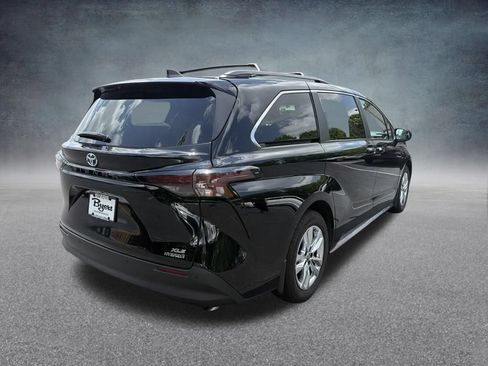 Used 2024 Toyota Sienna XLE w/ XLE Plus Package FWD image 4