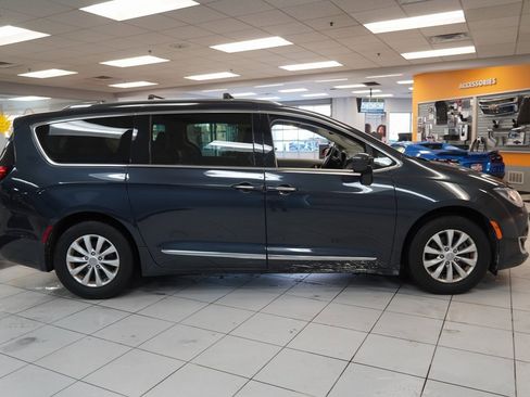 Used 2019 Chrysler Pacifica Touring-L image 12