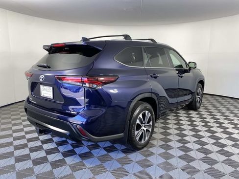 Used 2024 Toyota Highlander XLE AWD/4WD image 9