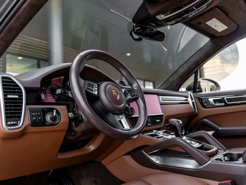 Certified 2023 Porsche Cayenne Turbo S image 4