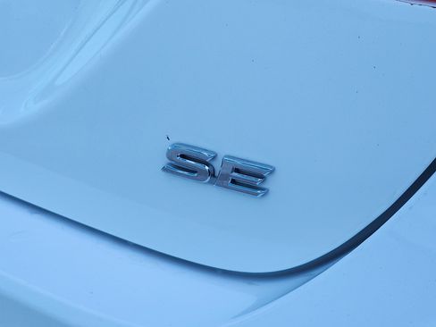 Used 2023 Toyota Camry SE image 10