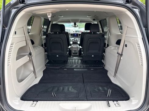 Used 2017 Chrysler Pacifica Touring-L FWD image 30