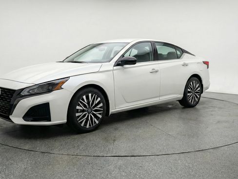 Used 2025 Nissan Altima 2.5 SV image 3