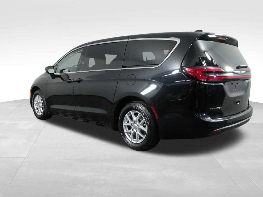 Used 2023 Chrysler Pacifica Touring-L FWD image 8