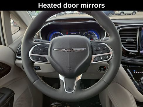 Used 2024 Chrysler Pacifica Limited image 20