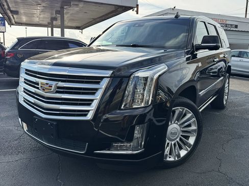 Used 2018 Cadillac Escalade Platinum AWD/4WD image 3