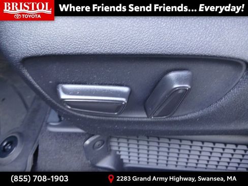 Used 2025 Toyota Sienna LE image 18