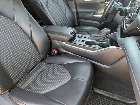 Used 2021 Toyota Highlander XSE AWD/4WD image 25