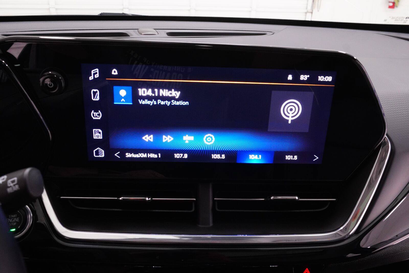 Used 2025 Chevrolet Trax ACTIV w/ Sunroof Package FWD image 15