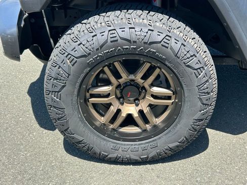 Used 2023 Jeep Gladiator Sport AWD/4WD image 9