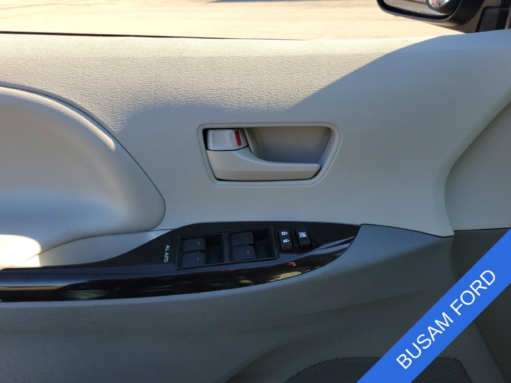 Used 2014 Toyota Sienna LE FWD image 17