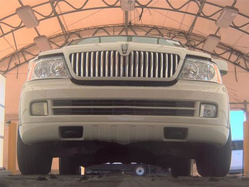 Used 2005 Lincoln Navigator Luxury image 3