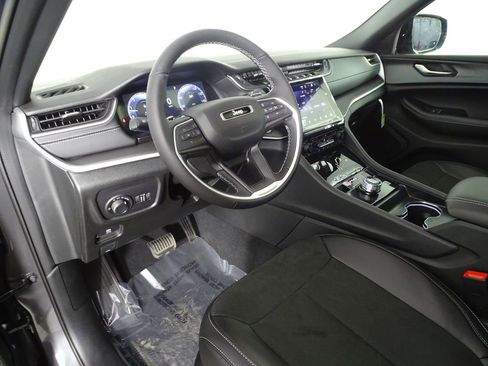 New 2025 Jeep Grand Cherokee Altitude image 23