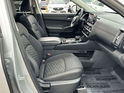 Used 2022 Nissan Pathfinder SV w/ SV Black Package image 21