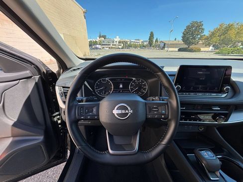 Used 2025 Nissan Rogue SV AWD/4WD image 31