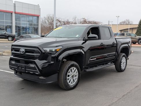 Used 2025 Toyota Tacoma SR5 image 4