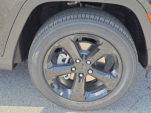 New 2025 Jeep Grand Cherokee Altitude image 7