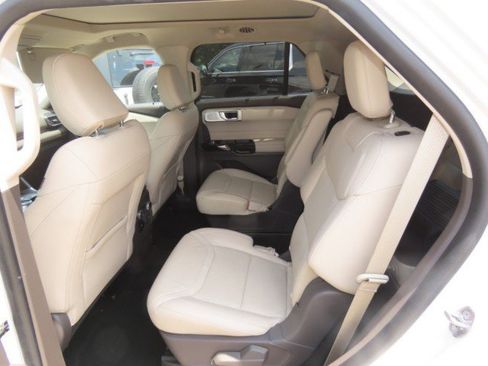 Used 2023 Ford Explorer Platinum w/ Technology Package AWD/4WD image 19