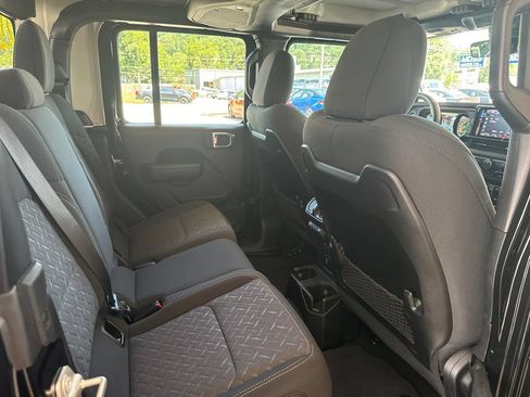 Used 2024 Jeep Gladiator Mojave w/ Technology Group AWD/4WD image 20