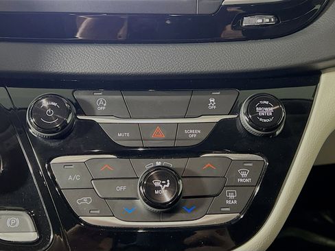 Used 2023 Chrysler Voyager LX image 26