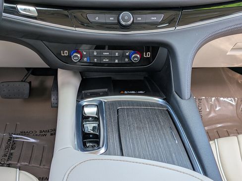 Used 2022 Buick Enclave Avenir w/ Avenir Technology Package FWD image 21
