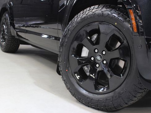 Used 2024 Land Rover Defender 110 X-Dynamic SE image 11