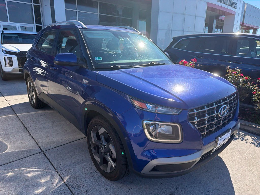 Used 2022 Hyundai Venue SEL FWD image 3