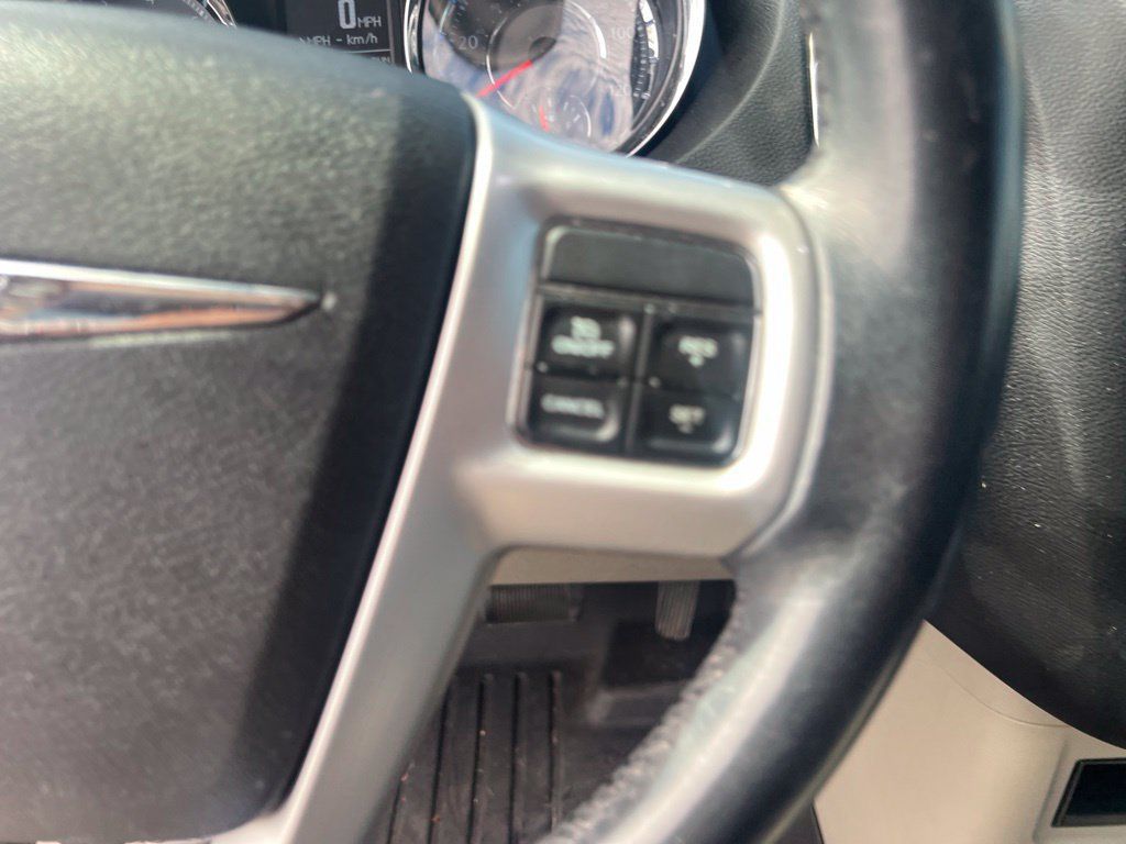 Used 2014 Chrysler Town & Country Touring FWD image 22