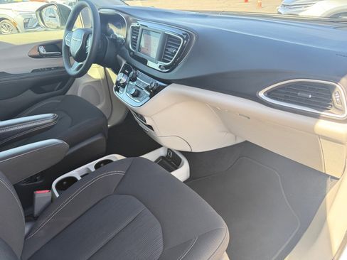 Used 2022 Chrysler Voyager LX FWD image 28