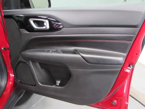 Used 2025 Jeep Compass Trailhawk AWD/4WD image 16