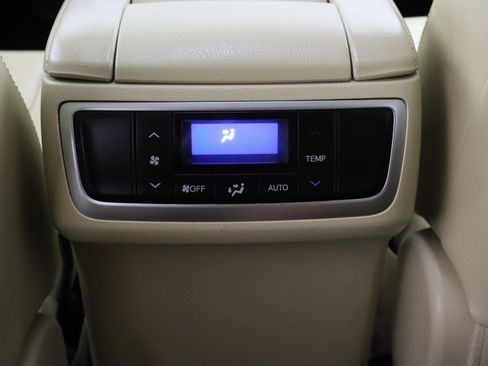 Used 2018 Toyota Highlander XLE AWD/4WD image 31