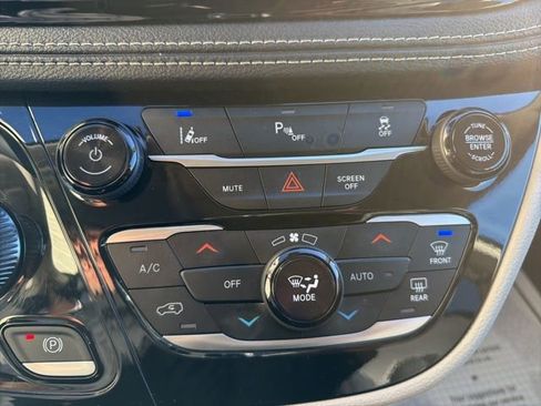 Used 2024 Chrysler Pacifica Select image 19