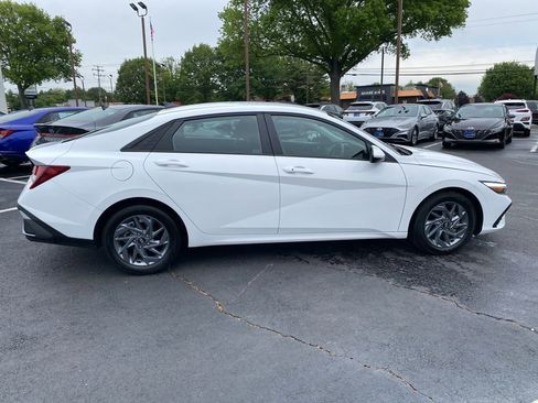 Certified 2024 Hyundai Elantra SEL FWD image 2