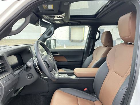 Used 2024 Lexus GX 550 image 11