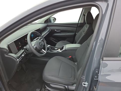 Certified 2025 Hyundai Tucson SE image 9