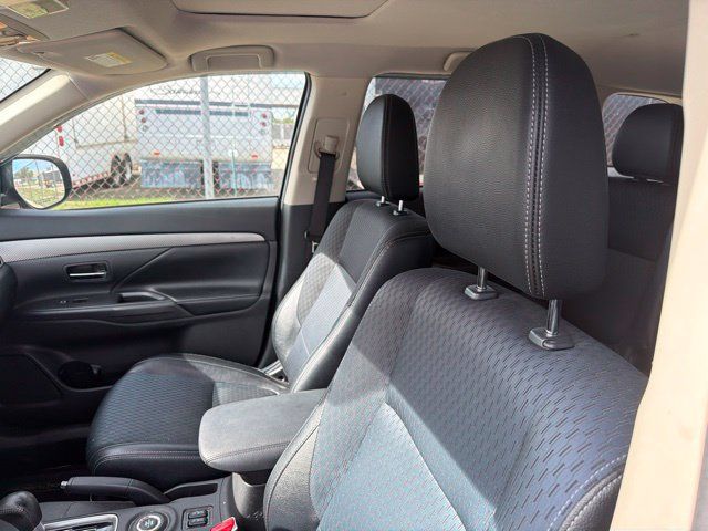 Used 2015 Mitsubishi Outlander SE AWD/4WD image 7