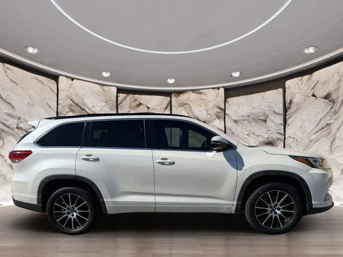 Used 2018 Toyota Highlander SE FWD image 4
