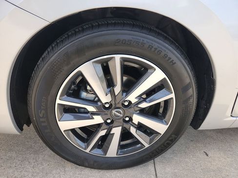 Used 2025 Nissan Versa SV image 29