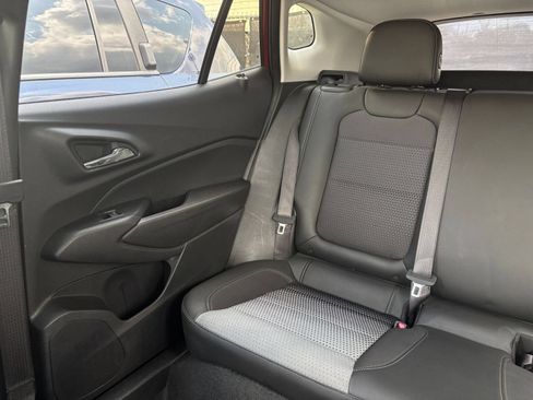 Used 2025 Chevrolet Trax LT w/ LT Convenience Package FWD image 39