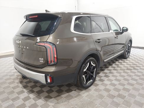 Used 2023 Kia Telluride AWD image 3