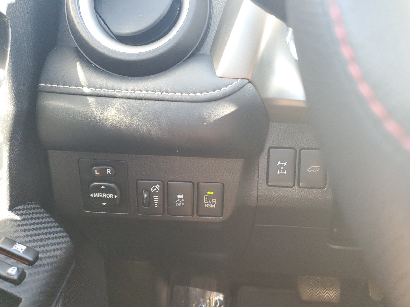 Used 2014 Toyota RAV4 Limited w/ Technology Package AWD/4WD image 22