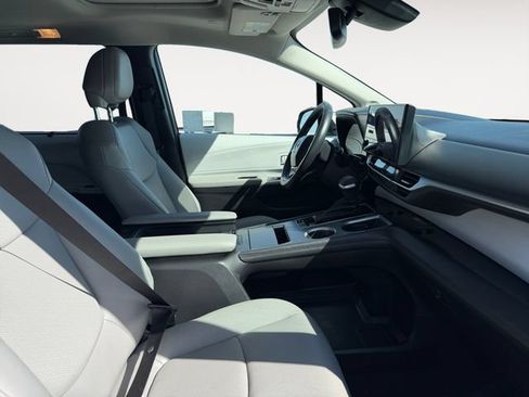 Certified 2026 Toyota Sienna XLE FWD image 13